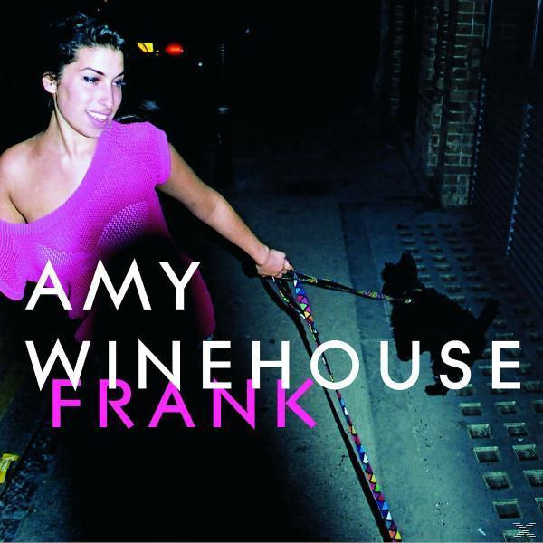 Albumcover: Amy Winehouse, Frank. Frau mit pinkem Top, hält eine Leine mit einem schwarzen Hund auf einer Straße.