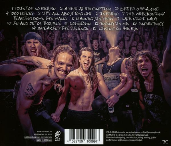 Albumcover mit Bandmitgliedern und Titelliste. Die Band wird live auf der Bühne mit Publikum im Hintergrund gezeigt.