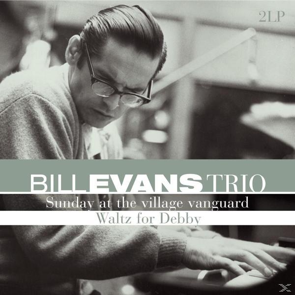 A Bill Evans Trio fekete-fehér album borítója. A művész zongorázik.