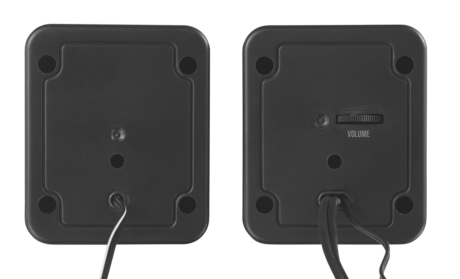 Rückseite von zwei schwarzen Computerlautsprechern, einer mit Lautstärkeregler, Kabel sichtbar.