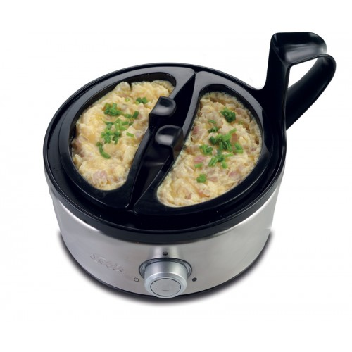 Cuiseur d'œufs avec deux sections contenant des œufs cuits avec du jambon et de la ciboulette. Base argentée et couvercle noir.