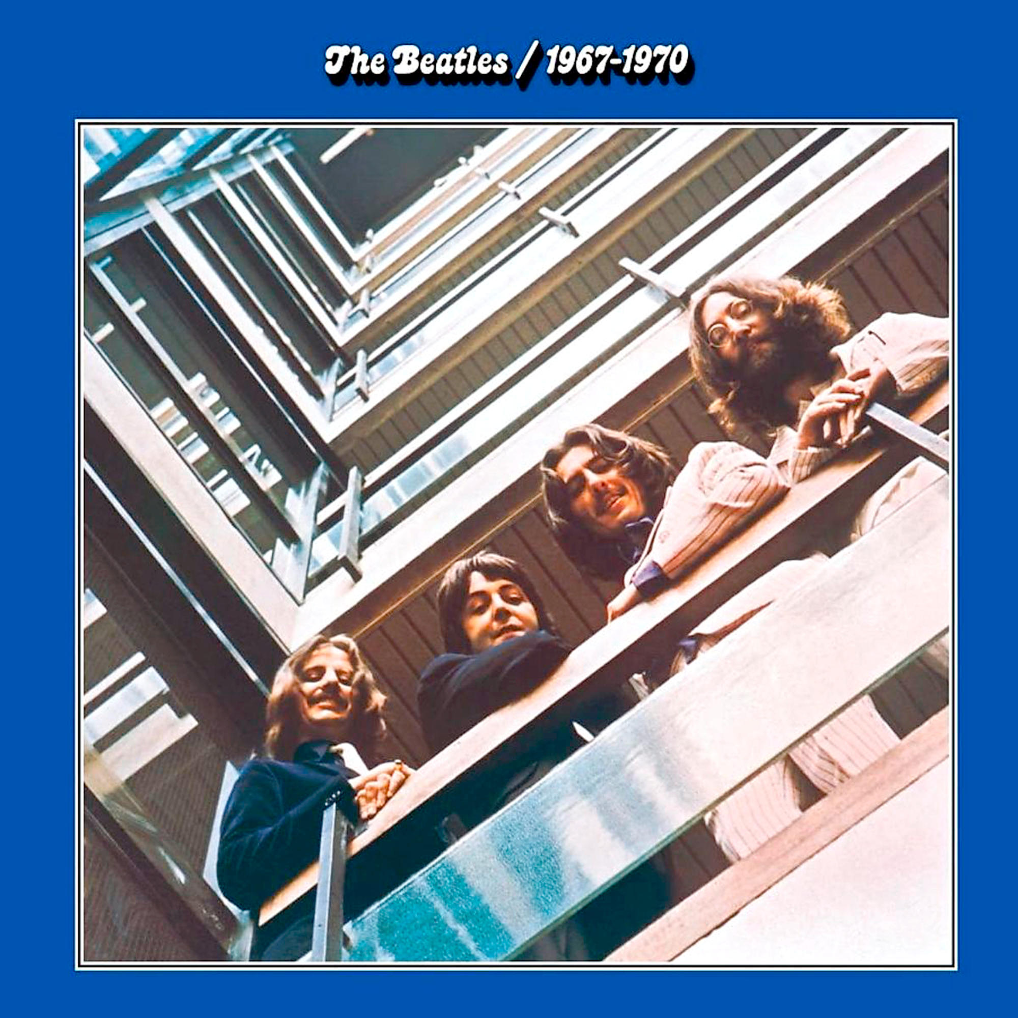 Albumhoes. The Beatles kijken naar beneden vanaf een gebouw. Titel: The Beatles 1967-1970.