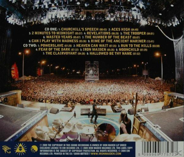 Album-Rückseite mit Menschenmenge bei einem Konzert. Bühne, Lichter und Bandnamen.