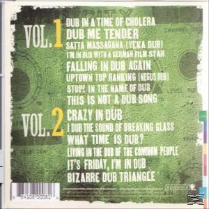 CD hátlap zöld háttérrel és fehér szöveggel, amely olyan dalfatípusokat sorol fel, mint a 'Dub Me Tender' és a 'Crazy in Dub'.