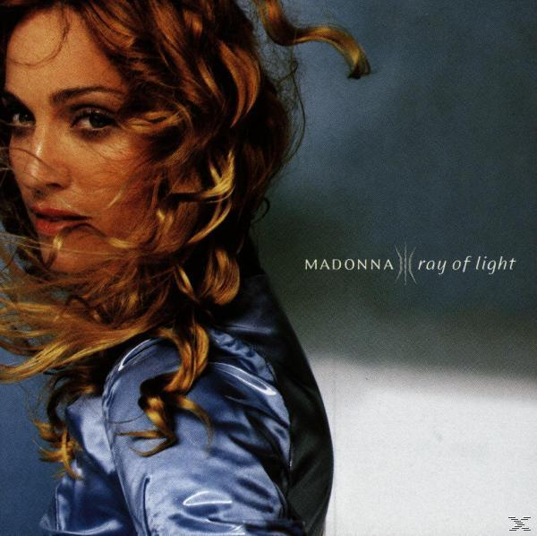 Madonna, hullámos hajjal, kék szatén ingben, és az album címe: 'Ray of Light'.