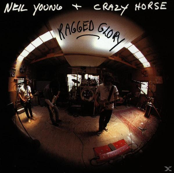 Neil Young und Crazy Horse Albumcover. Band in einem Raum, spielt Instrumente. Titel 'Ragged Glory'.