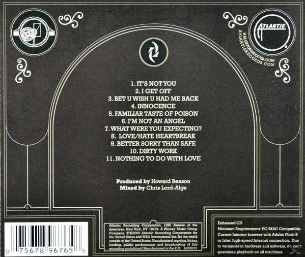 Albumcover. Es hat einen schwarzen Hintergrund mit einer Liste von Songs. Es gibt einen dekorativen Rahmen.
