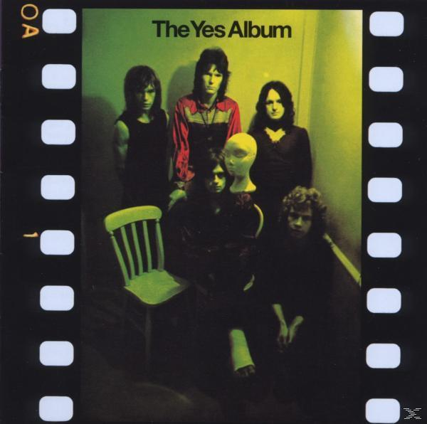 Albumcover mit Bandfoto auf Filmstreifen. Band ist Yes, Album ist 'The Yes Album'. Ein grüner Stuhl im Hintergrund.