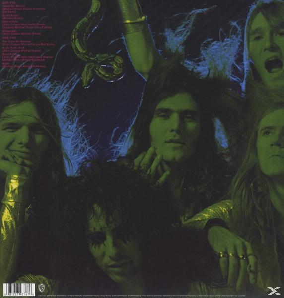 Albumhoes van een band met lang haar en make-up. De achtergrond heeft een donkerblauw-groen kleurenschema.