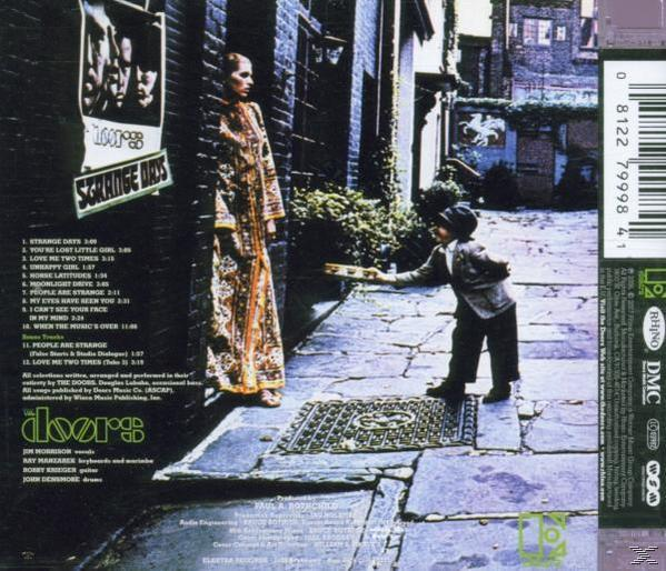 Album-Rückseite: Menschen auf einer Straße. Text: The Doors, Strange Days. Titelliste. Kind und Frau in langem Mantel.