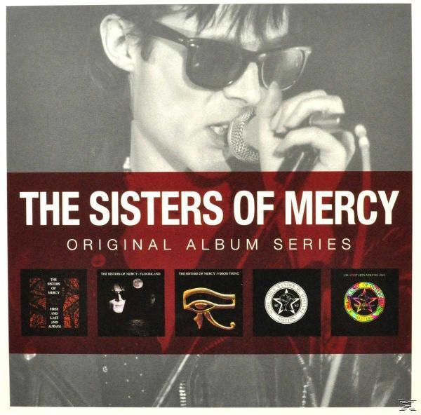 The Sisters of Mercy Albumcover: ein Mann mit Sonnenbrille, Mikrofon, Albumcovern.