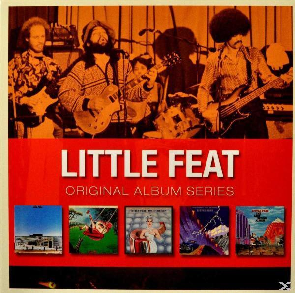 Album borító: Little Feat. Öt album alul, és egy zenekar játszik felül.