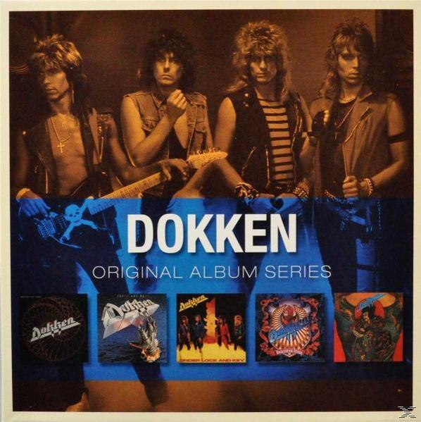 Dokken-Albumcover mit Bandmitgliedern und kleineren Albumcovern. Blauer und weißer Hintergrund.