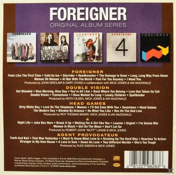 CD-Cover mit mehreren Albumcovern von Foreigner, mit einer Titelliste von ihren Alben.