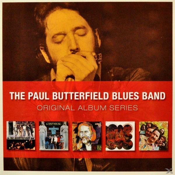 Albumcover für The Paul Butterfield Blues Band mit einem Mann, der Mundharmonika spielt, und Albumcovern.