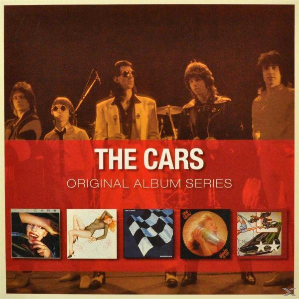 Albumcover mit Bandmitgliedern und Albumcover-Art. The Cars, Original Album Series. Roter Hintergrund.