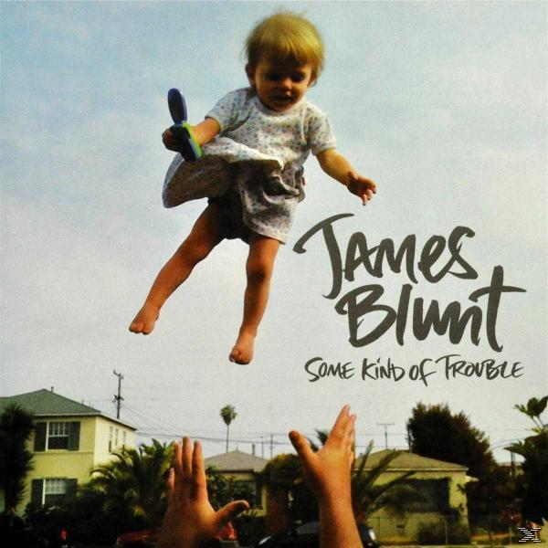 Kind springt, Arme nach oben, Text 'James Blunt' Albumcover.