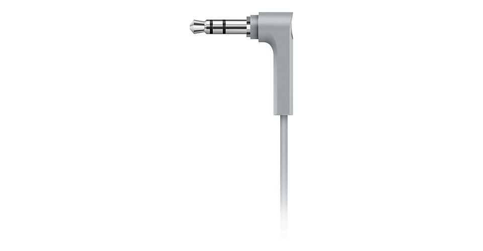 Close-up van een zilveren audio jack met drie zwarte ringen, onder een hoek, verbonden met een grijze kabel.