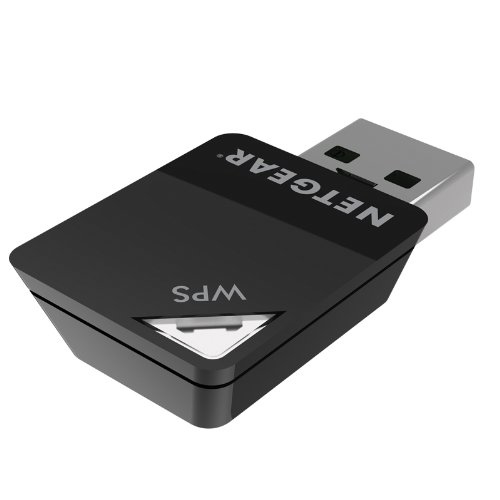 Schwarzer und silberner Netgear USB-WLAN-Adapter. Das Gerät vor weißem Hintergrund.