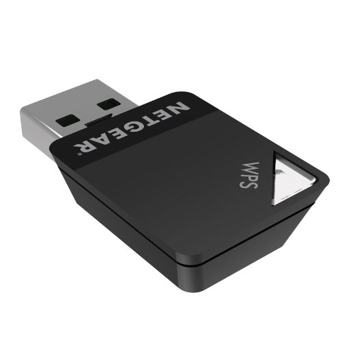 Ein schwarzer USB-WLAN-Adapter mit den Wörtern NETGEAR und WPS.