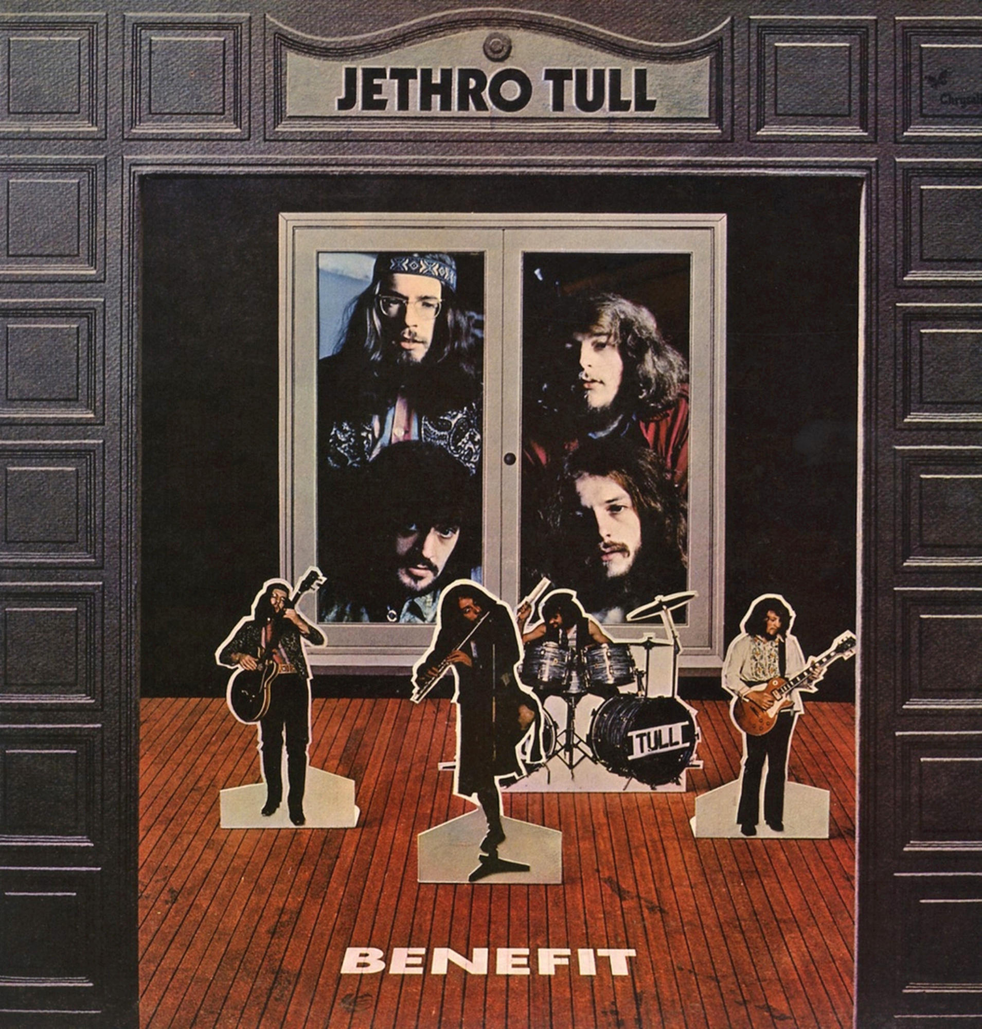 Jethro Tull Albumcover. Bandmitglieder sind Ausschnitte in einem Türrahmen und auf einer Bühne. Das Wort 'BENEFIT' steht unten.