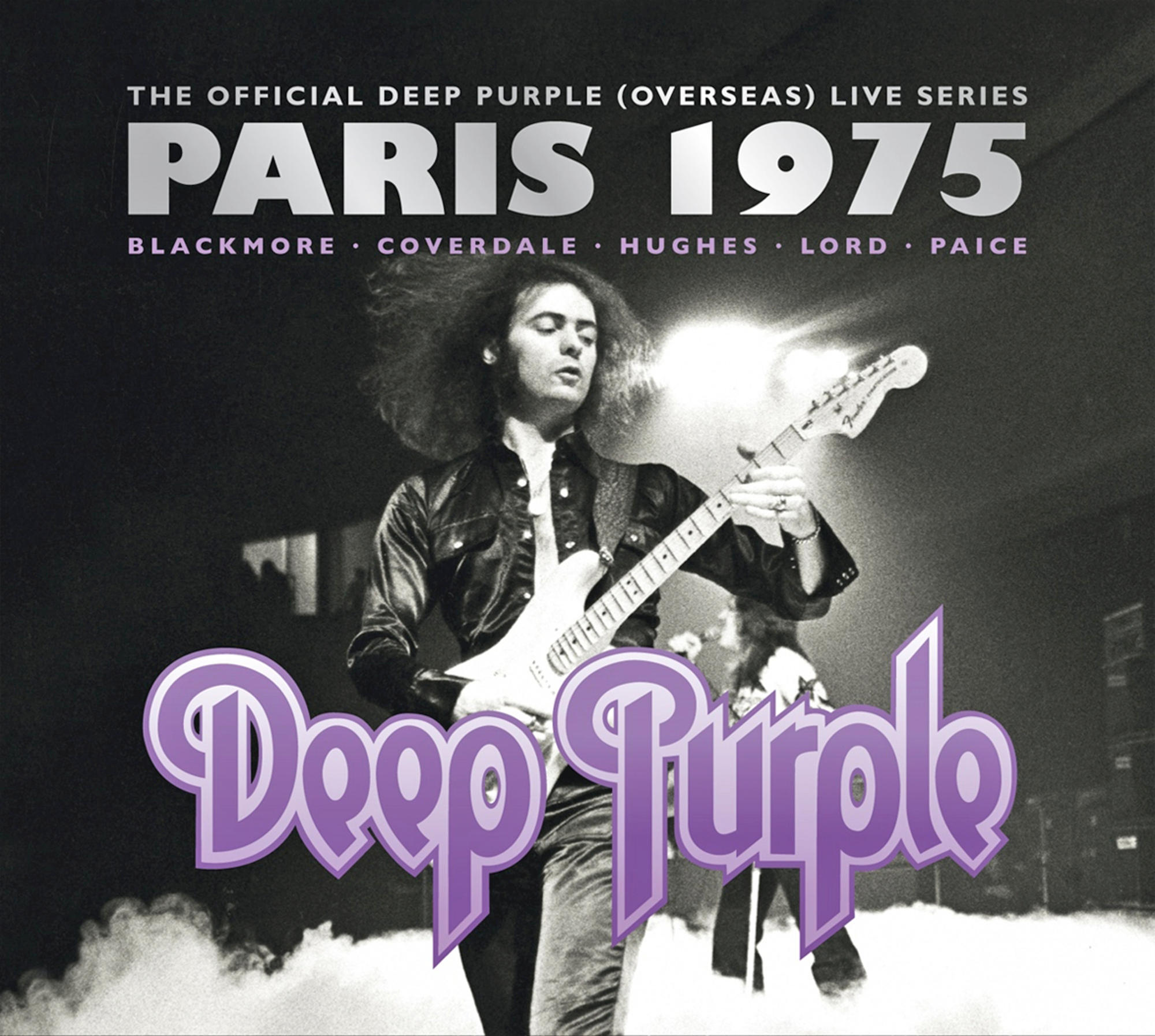 Deep Purple Live-Albumcover. Bandmitglied mit Gitarre auf der Bühne. Schwarz-Weiß-Bild mit lila Text.