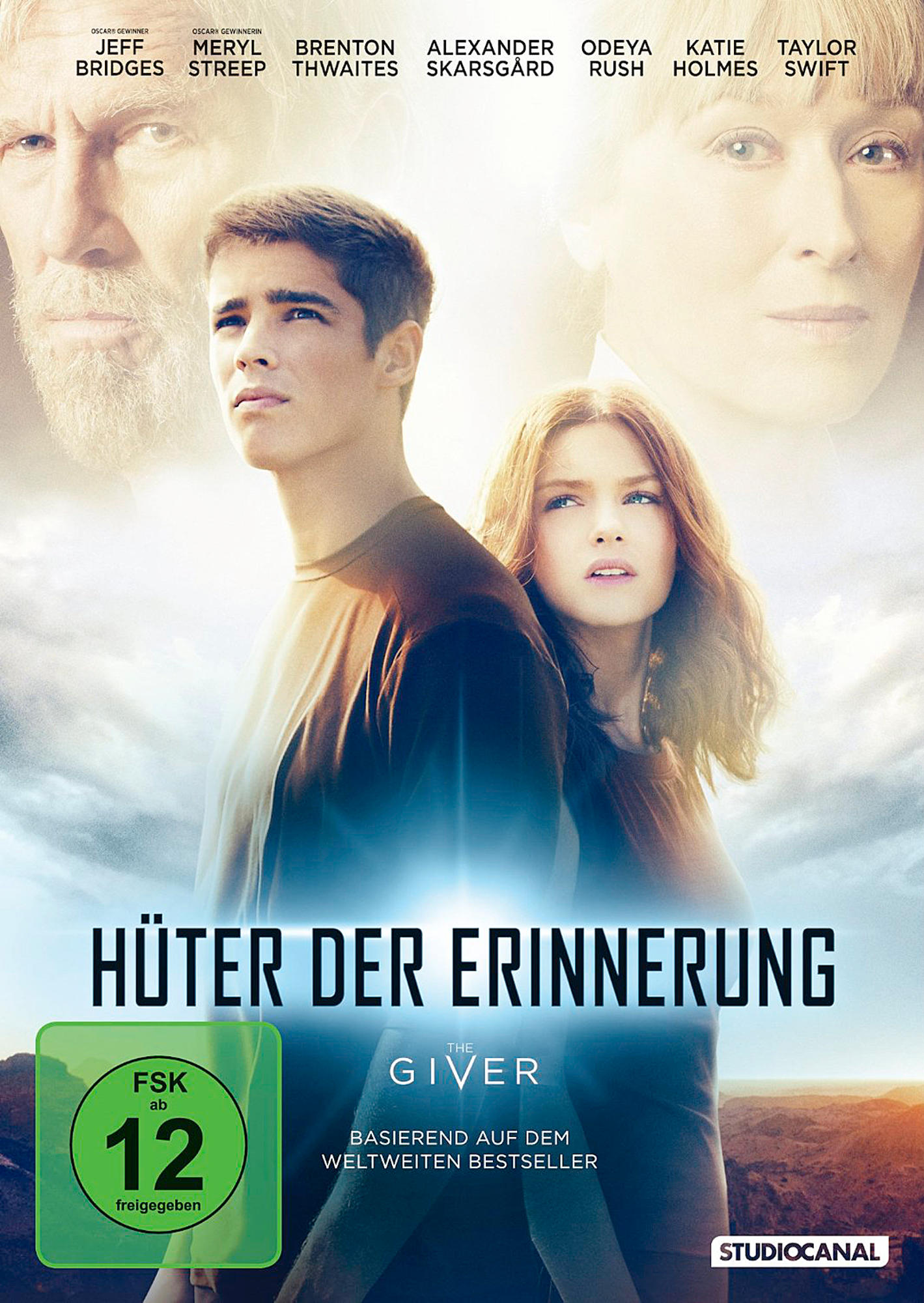 Filmplakat: Zwei junge Erwachsene, im Hintergrund ältere Gesichter. Titel: The Giver.