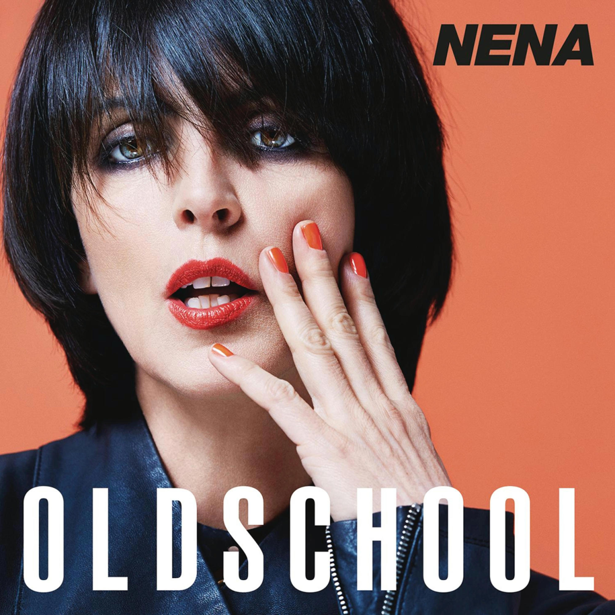 Frau mit rotem Lippenstift, kurzen schwarzen Haaren, auf orangefarbenem Hintergrund. Titel 'Oldschool'.