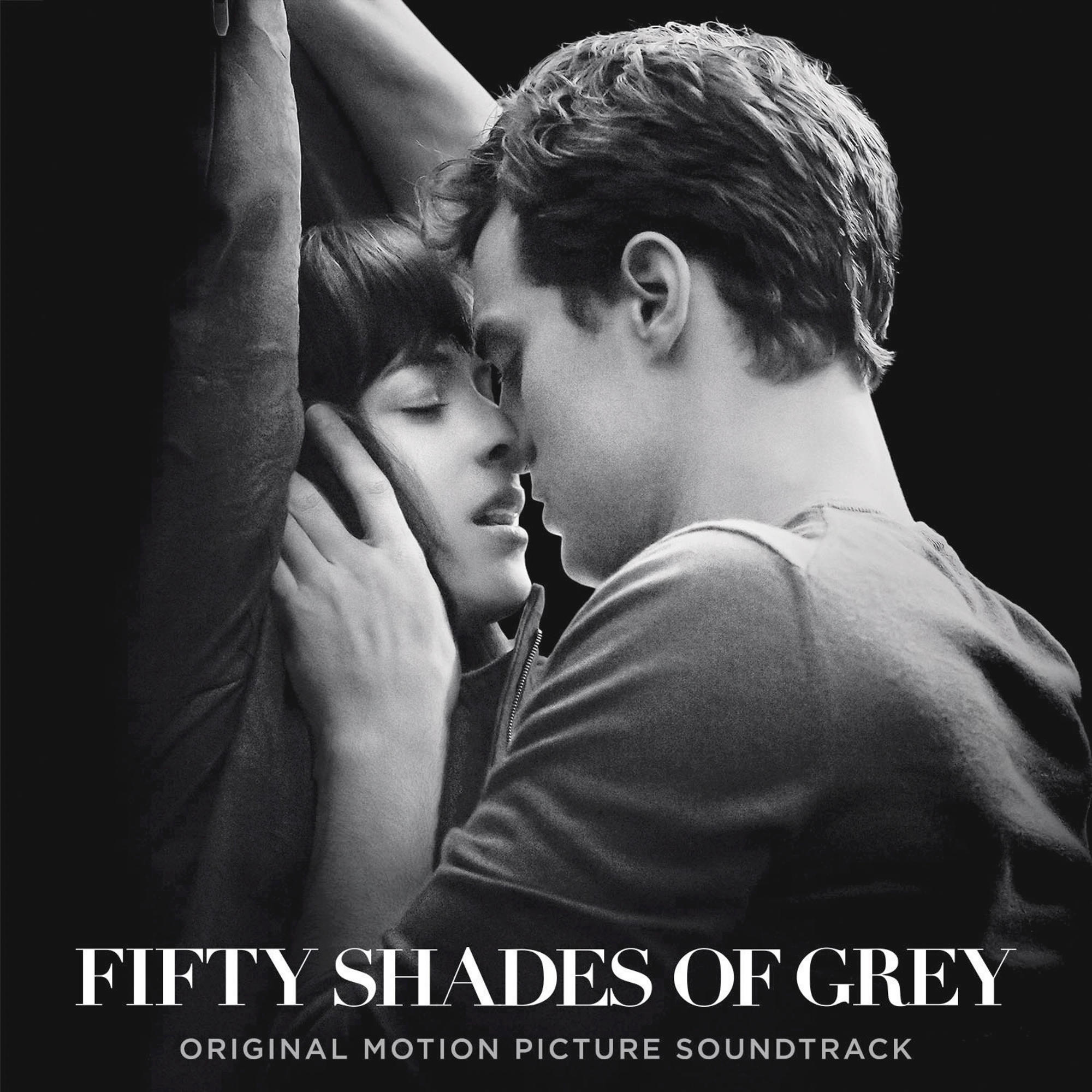 Fekete-fehér kép egy férfiról és egy nőről, akik ölelkeznek, alatta a 'Fifty Shades of Grey' címmel.