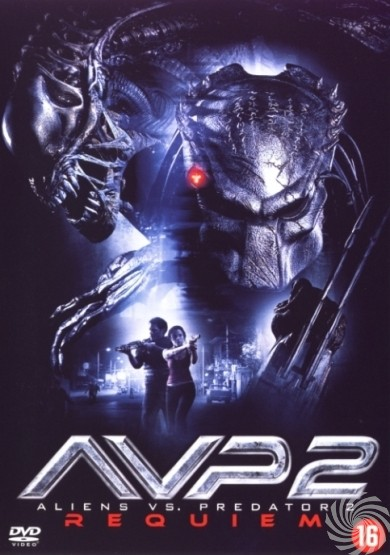 Filmaffiche: AVP 2. Aliens vs. Predator met een predator en twee mensen die met wapens richten. Donkere achtergrond.