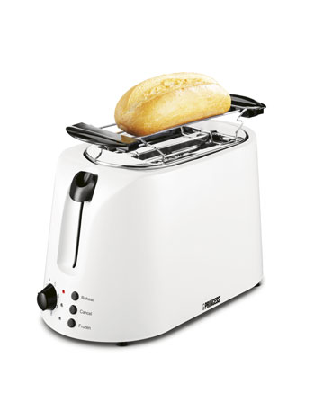Witte Princess-broodrooster met een stuk brood. Brood zit in de toastsleuven.