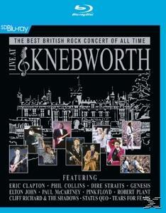 Blu-ray-Cover, schwarzer Hintergrund, verschiedene Bandmitglieder, 'Live at Knebworth'.