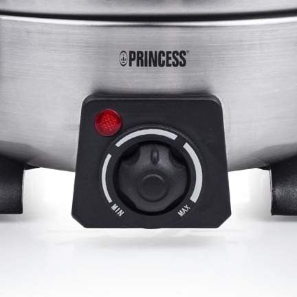 Gros plan d'un appareil Princess. Un panneau de contrôle noir avec un bouton et une lumière rouge.
