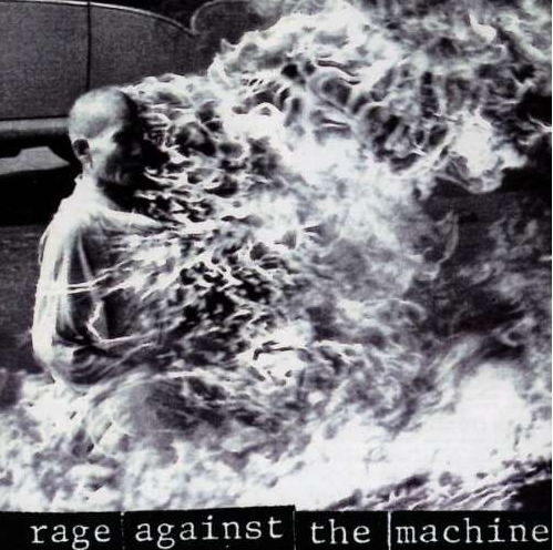 Albumhoes. Rage Against the Machine. Man in vlammen, zwarte achtergrond.