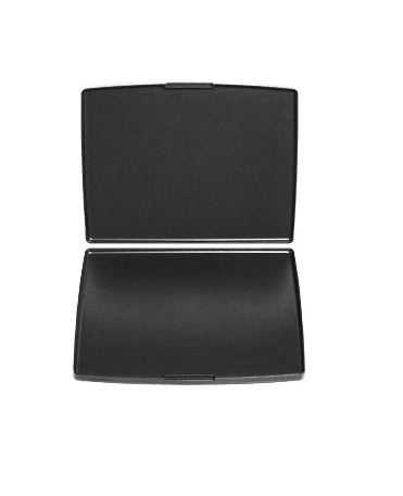Une plaque de cuisson noire, ouverte, sur fond blanc.