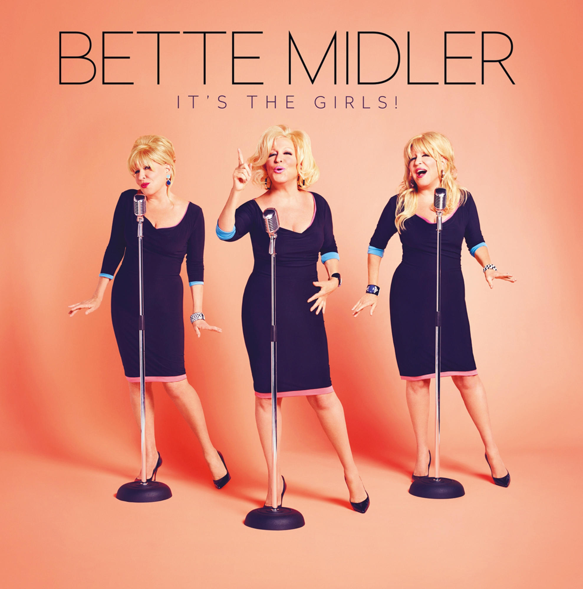 Bette Midler, verkleed als drie vrouwen, zingt in microfoons op een perzikachtergrond.