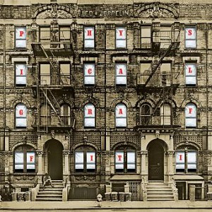 Album borító egy épület homlokzatával, melynek ablakai a 'Physical Graffiti' betűit formázzák.