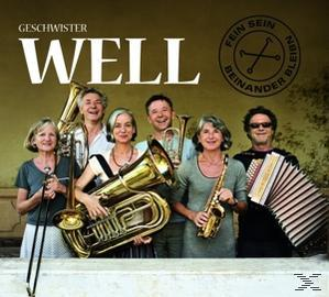 Band mit sechs Mitgliedern mit Instrumenten, draußen stehend, und Text 'WELL' oben.