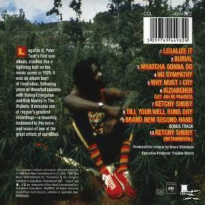 CD-Rückseite mit einem Mann in einem Wald. Songtitel, Text und ein Barcode sind sichtbar.