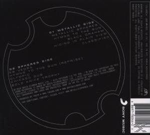Album-Rückseite. Schwarz-Weiß-Bild. Text und ein kreisförmiges Design in Weiß.