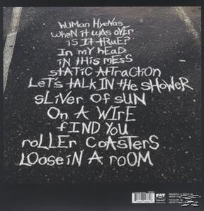 Ein schwarzes Albumcover mit weißer Kreideschrift. Listet Songtitel und Künstlernamen auf.