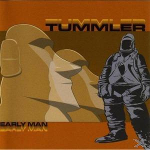 Albumcover mit Figur im Raumanzug und großen Steinköpfen. Oranger Hintergrund, Text und Artwork.