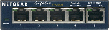 Netgear Gigabit Ethernet Switch. Schwarz, mit 5 Anschlüssen. LED-Leuchten sind eingeschaltet.