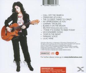 CD-Cover mit einer Frau, die eine Gitarre hält. Eine Titelliste befindet sich auf der rechten Seite des Covers.