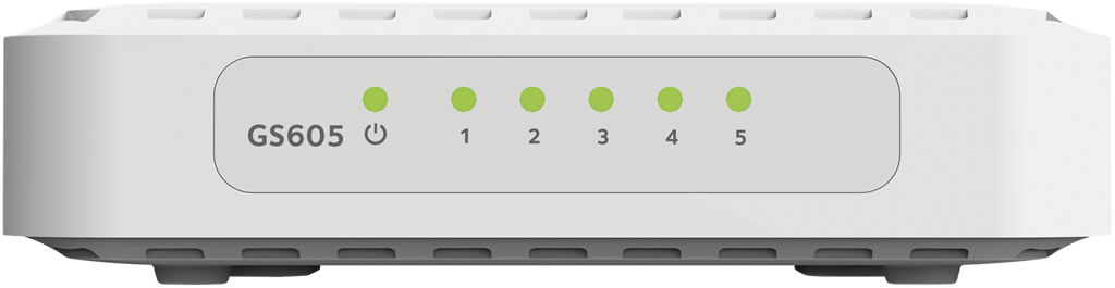Ein weißer Netzwerk-Switch mit fünf grünen Lichtern und nummerierten Etiketten.