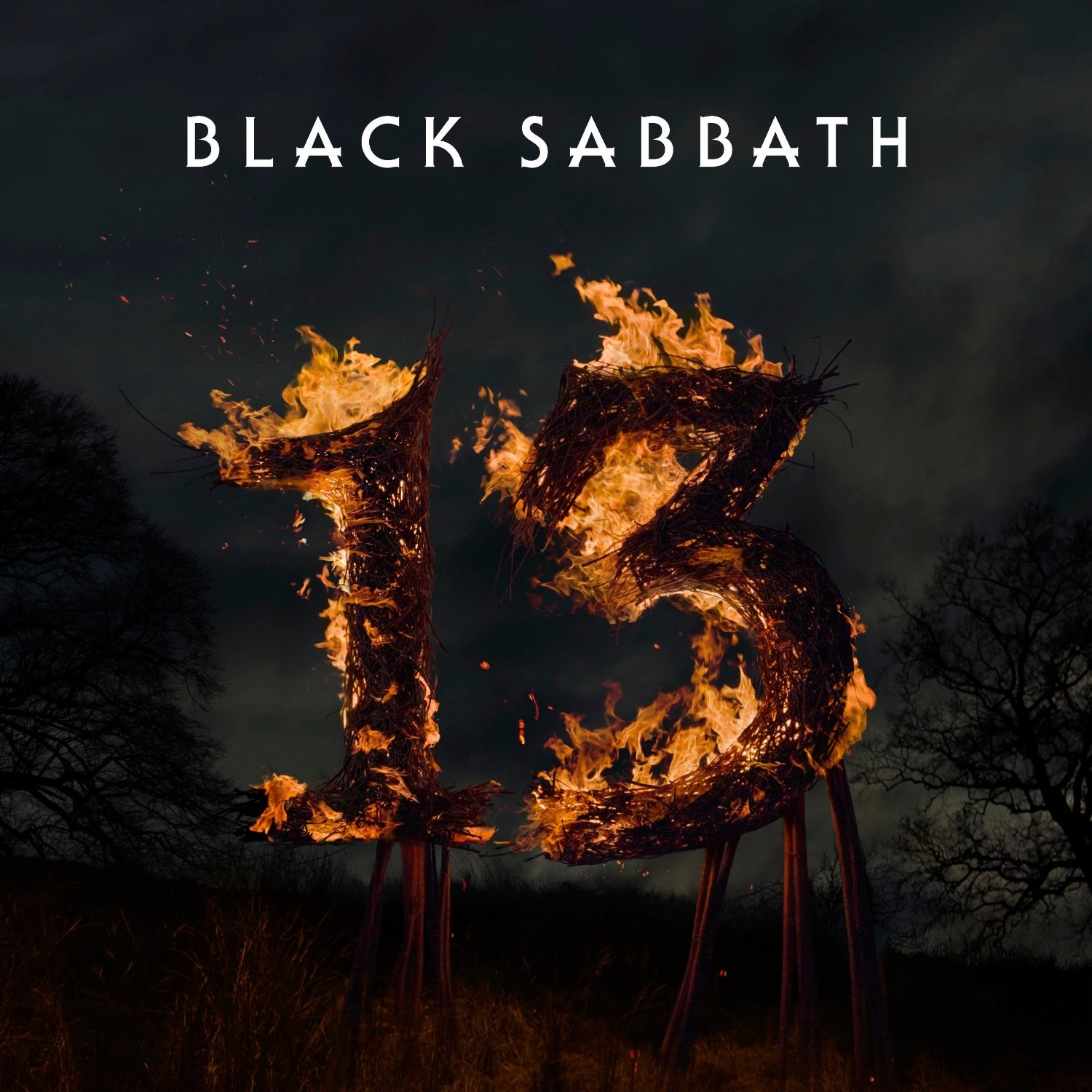 Pochette d'album. Numéro 13 en feu avec le titre Black Sabbath. Ciel sombre avec des arbres en arrière-plan.