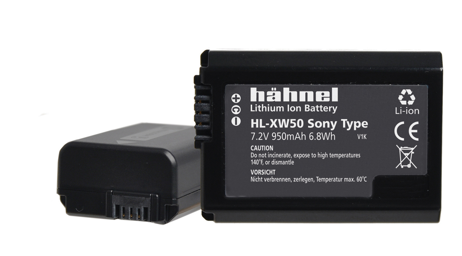 Zwei schwarze Batterien auf weißem Hintergrund. Eine hat ein Etikett mit Text.