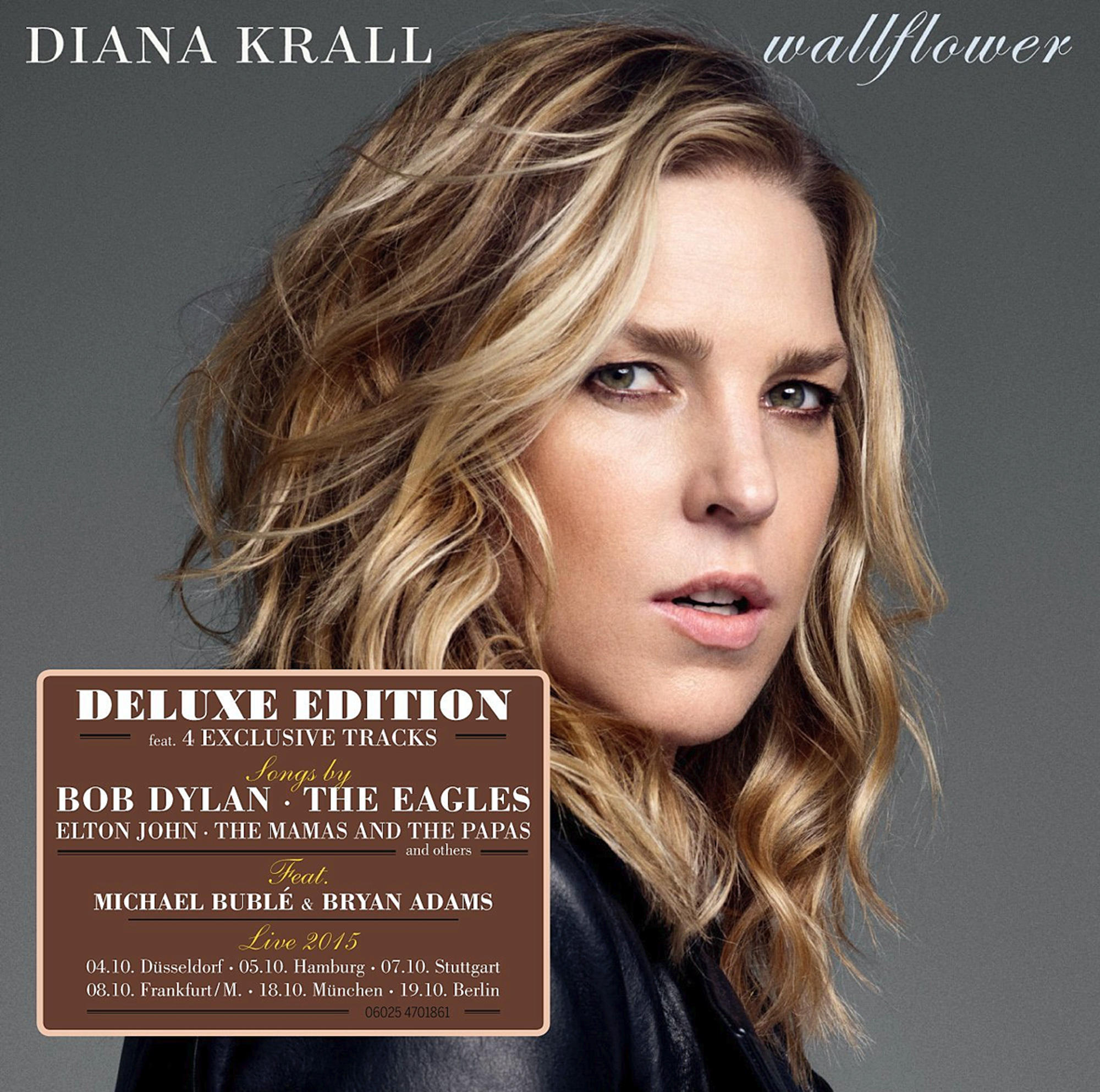 Diana Krall sur une couverture, cheveux blonds, veste noire, texte sur la couverture.