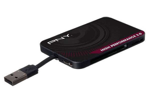 Schwarzer PNY-Kartenleser mit USB-Kabel. Der Kartenleser hat ein schwarzes Design mit weißem Text.