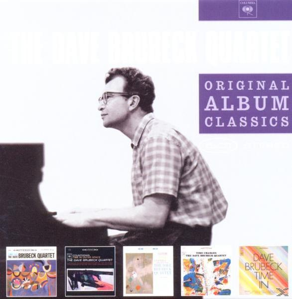 CD-Cover: Ein Mann spielt Klavier, Albumcover und Text mit Bandnamen und Logo.
